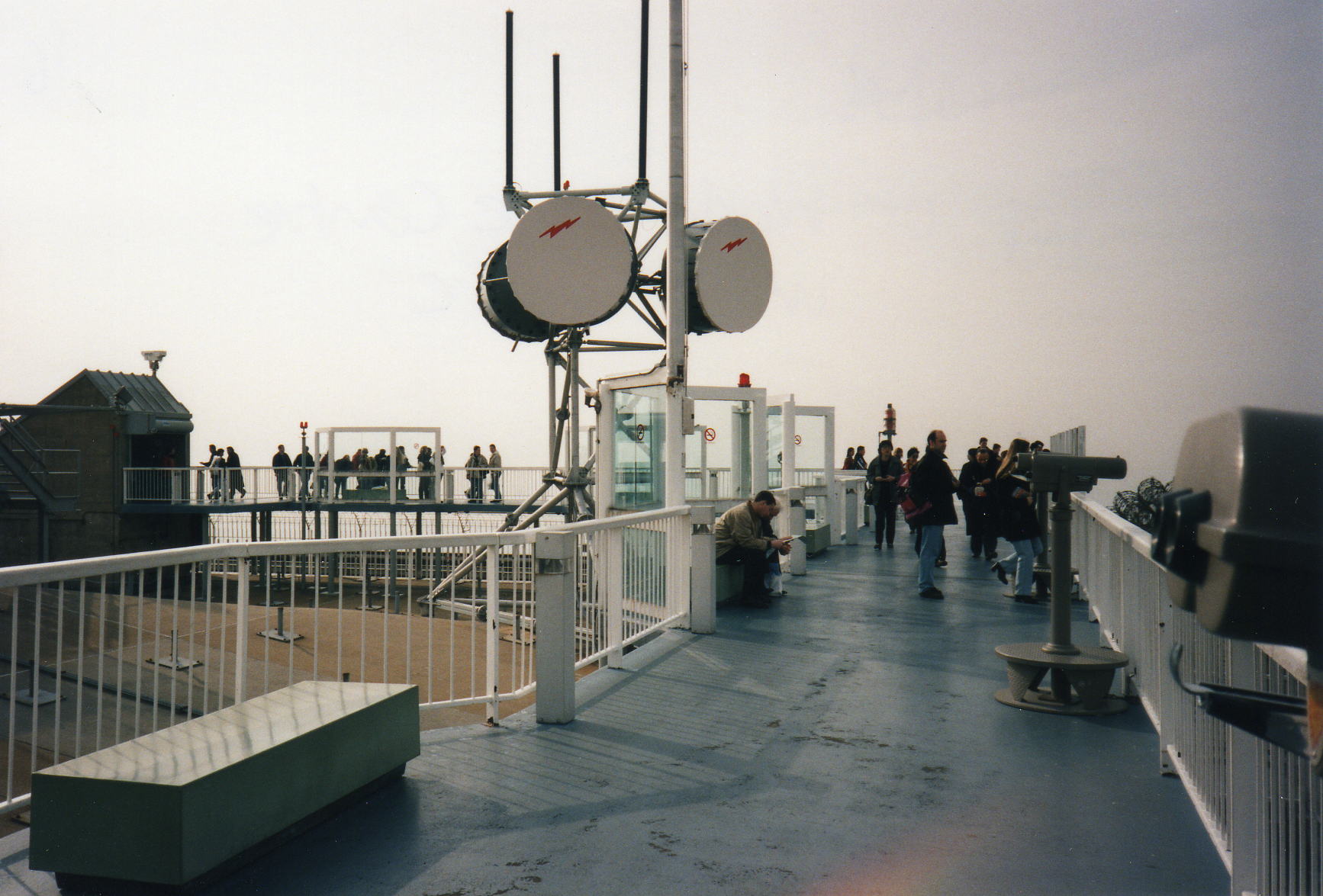 Visitors at the 2 World Trade Center observation deck in March 1998