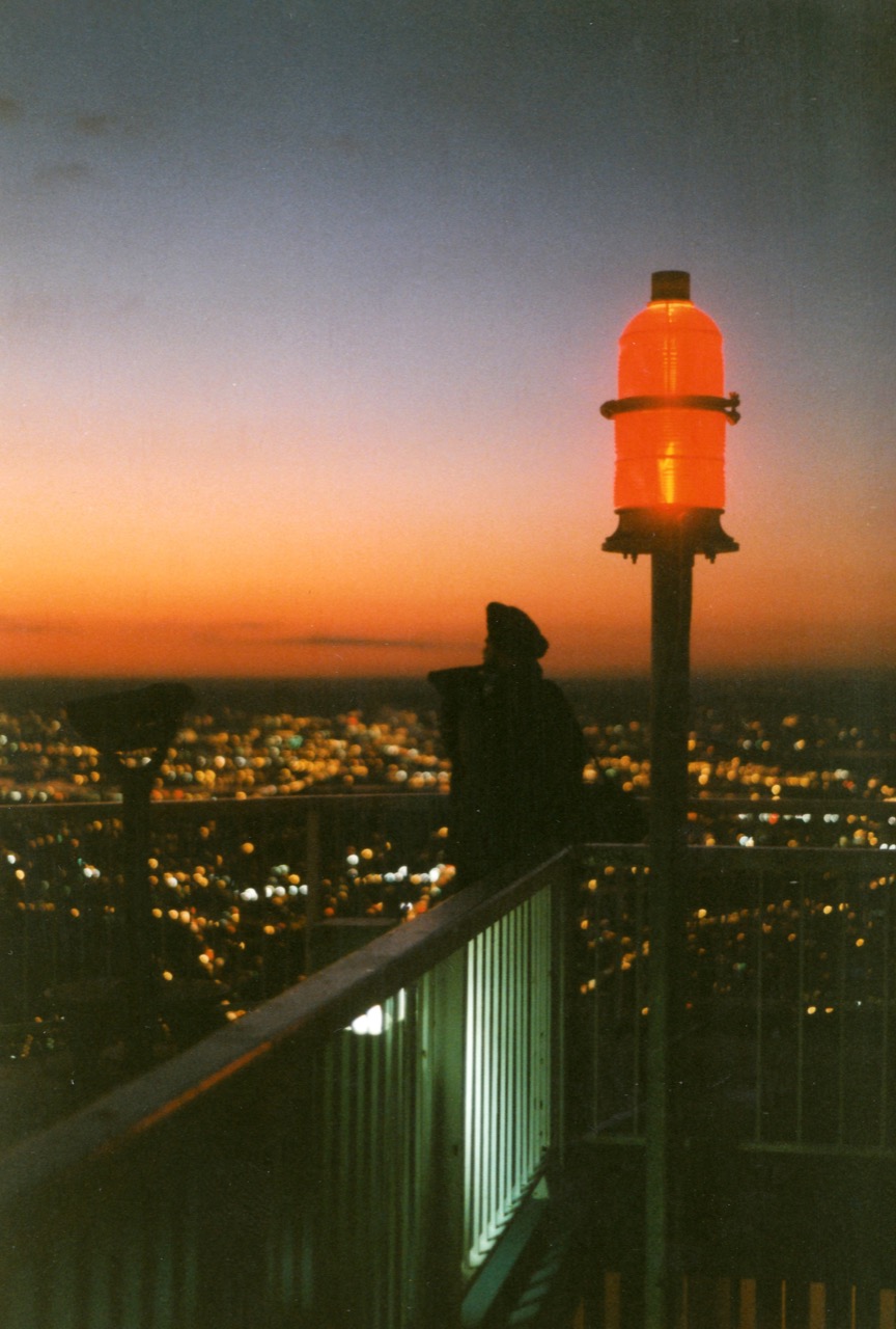 Period photograph substitute · Gunnar Klack · CC BY-SA 4.0 Visitors on the South Tower viewing platform in December 1998